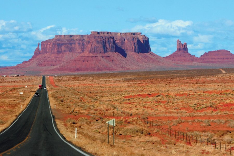 De longues routes et les paysages cultes des fans de western. Stéphan SZEREMETA