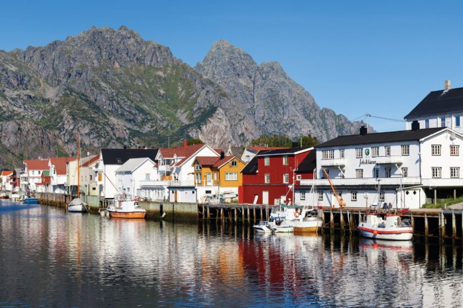 Panorama d'Henningsvaer. Funstickers - iStockphoto