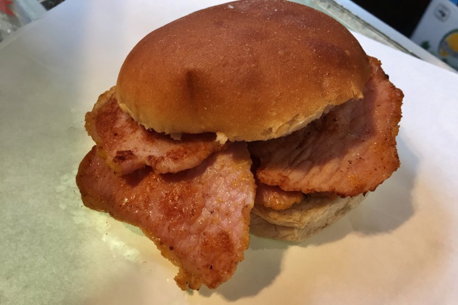 Le sandwich peameal bacon de Carousel Bakery, une spécialité torontoise. Valérie FORTIER