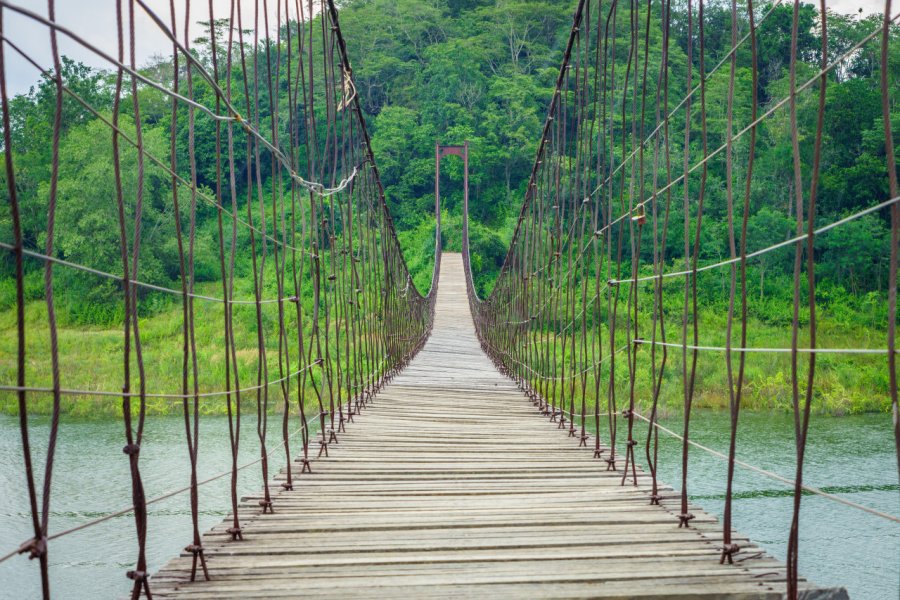 Un pont suspendu, Kaeng Krachan national park. JoeyPhoto - Shutterstock.com