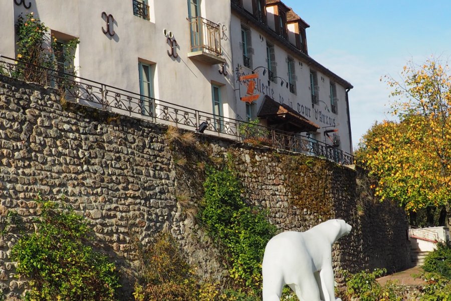 Entrée de Saulieu avec l'Ours Pompon. Eric Voillequin