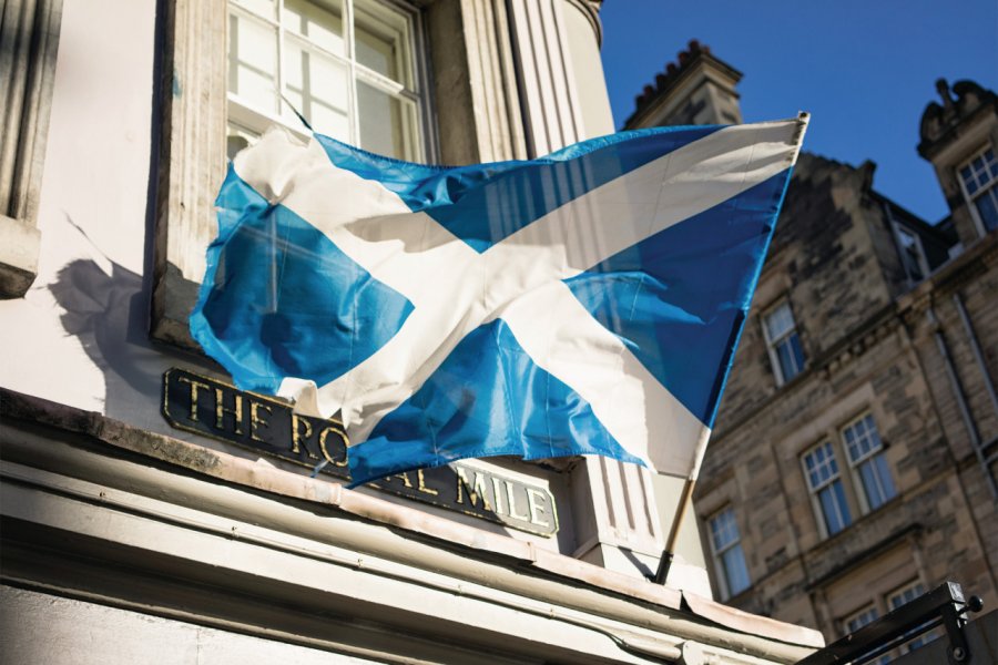 Drapeau écossais flottant sur le Royal Mile à Edimbourg. georgeclerk - iStockphoto.com