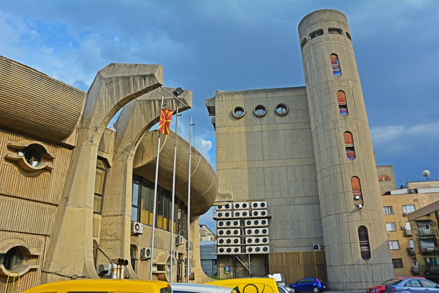 Bâtiment brutaliste du centre des communications et de la Poste, en plein centre de Skopje. Martyn Jandula - Shutterstock.com