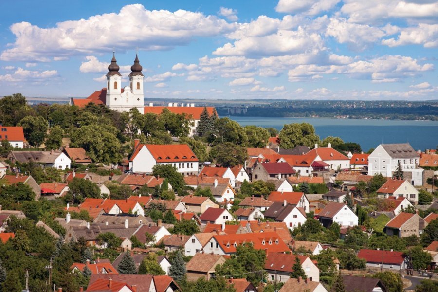 Vue sur le village de Tihany et son abbaye. Andras_csontos - iStockphoto