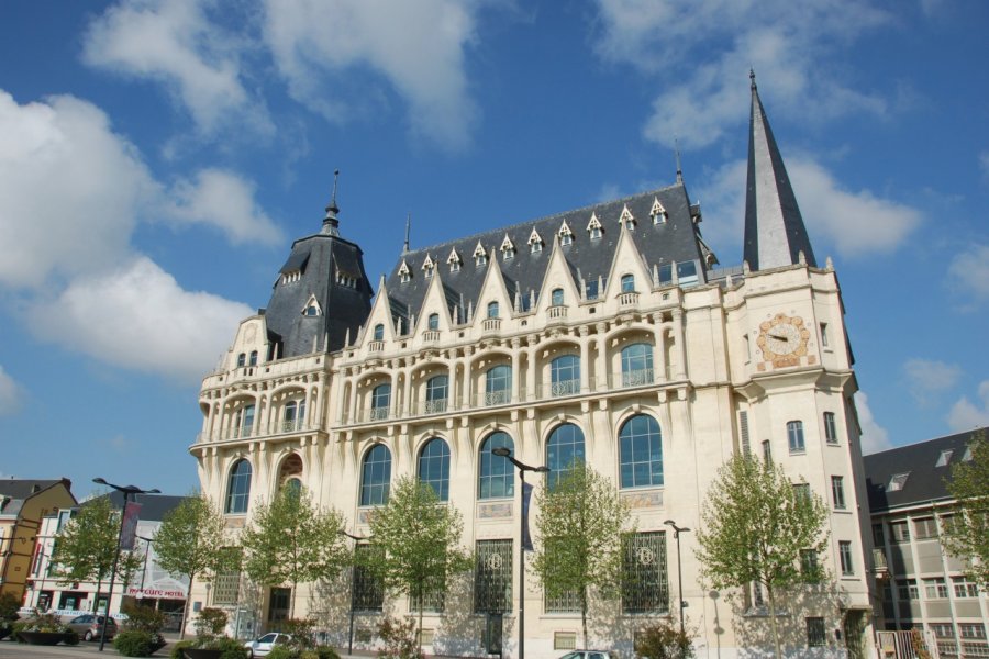 La médiathèque L'Apostrophe de Chartres, ancien hôtel des Postes Jy Cessay - Fotolia