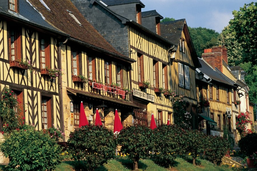 Façades à colombages - Le Bec-Hellouin (© TOM PEPEIRA - ICONOTEC))