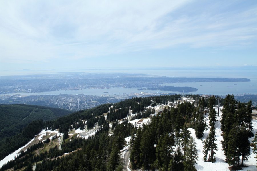 Vue sur Grouse Mountain et Vancouver depuis l'éolienne Eye of the Wind. Stéphan SZEREMETA