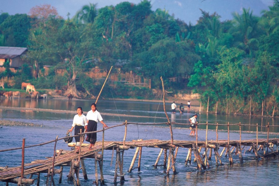 Pont menant à Vang Vieng. Eric Martin - Iconotec