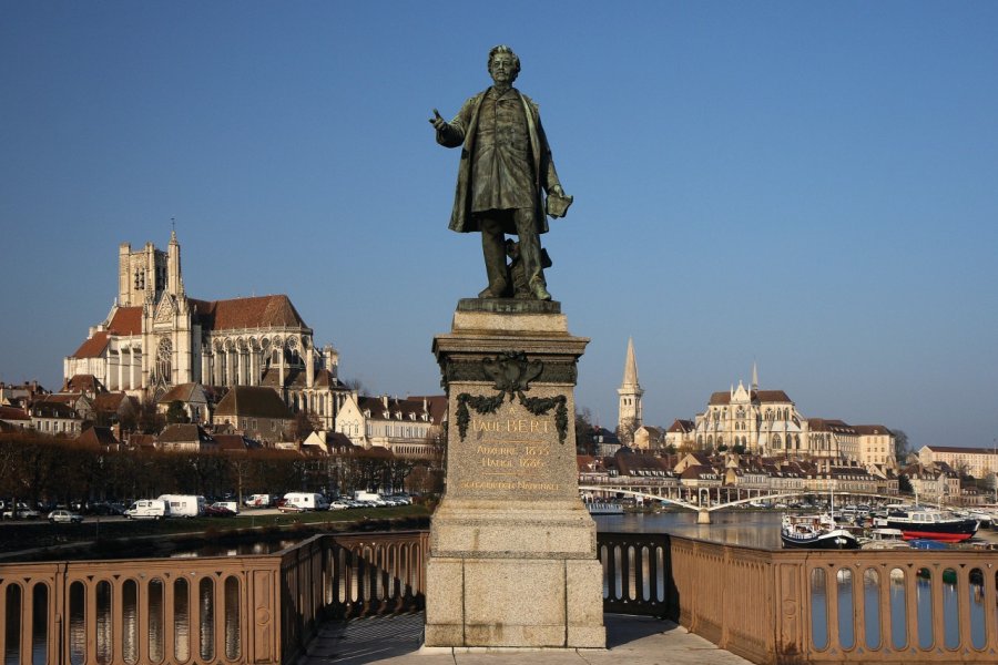 La statue de Paul Bert à Auxerre Jean-Jacques Cordier - Fotolia