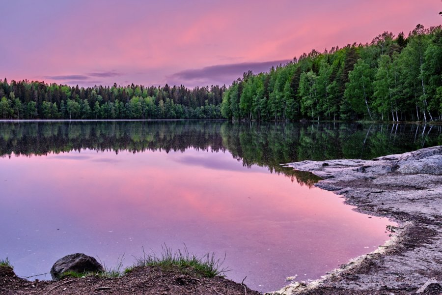 Coucher de soleil estival sur un lac près de Tampere. Aleksandr Samoilov - Shutterstock.com