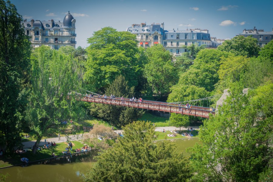 Parc des Buttes-Chaumont. frlegros - Shutterstock.com