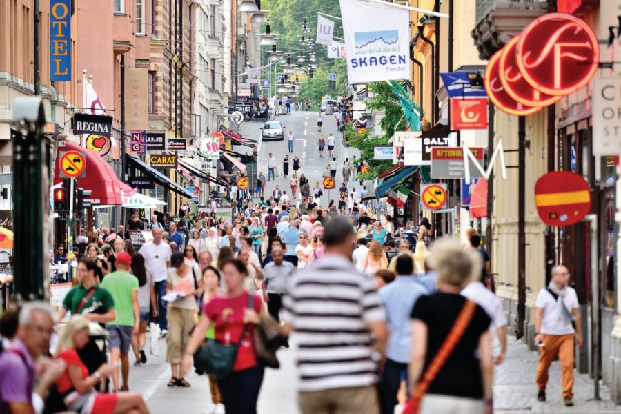 Foule dans une rue de Stockholm. olaser - iStockphoto.com