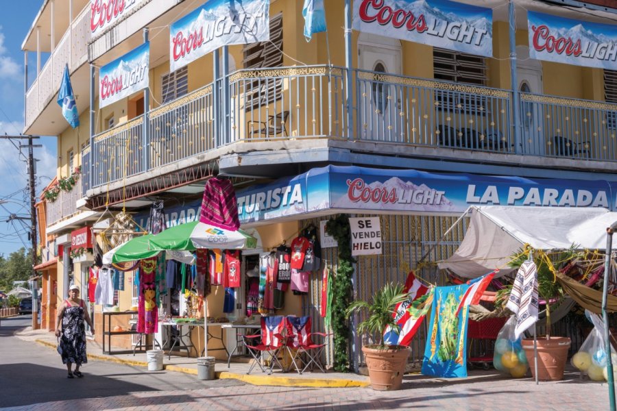 Boutiques dans le centre de Boqueron. Shakzu - iStockphoto