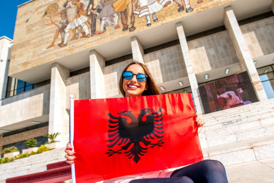 Devant le Musée National d'Histoire à Tirana. (© RossHelen - Shutterstock.com))