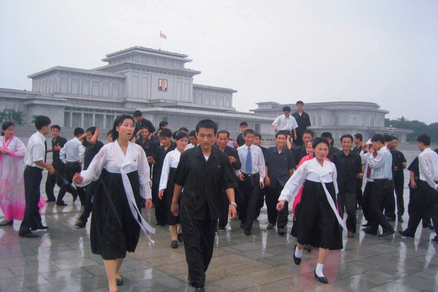 Jeunes Coréens devant le palais mémorial de Kumsusan. Dominique Auzias