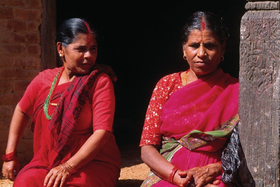 Femmes hindoues marquées d'un tika rouge, porte-bonheur. Author's Image