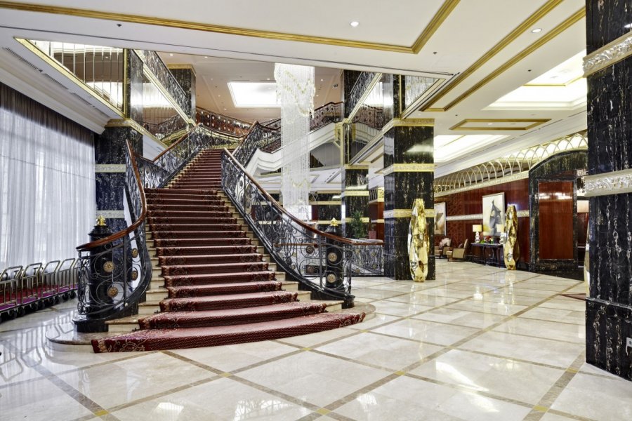 L'escalier monumental du lobby vers le Lounge Bar. Lotte Hotel Moscow
