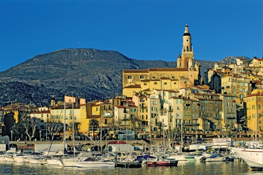 Vue de la vieille ville de Menton et de son port de plaisance. TOM PEPEIRA - ICONOTEC.COM