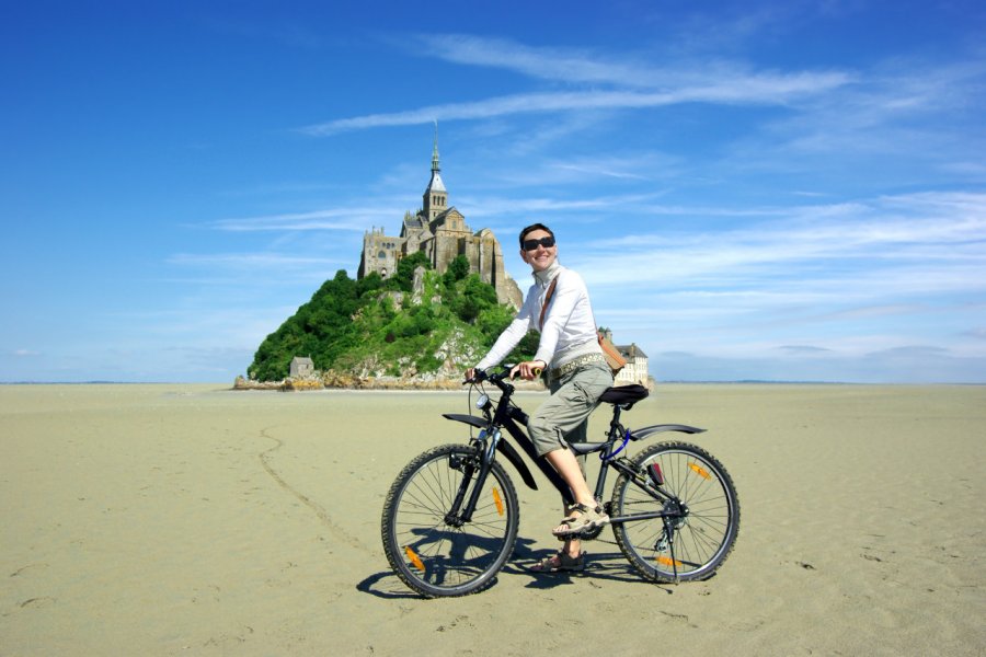 Balade à vélo au Mont-Saint-Michel. (© Igor Plotnikov - Shutterstock.Com))