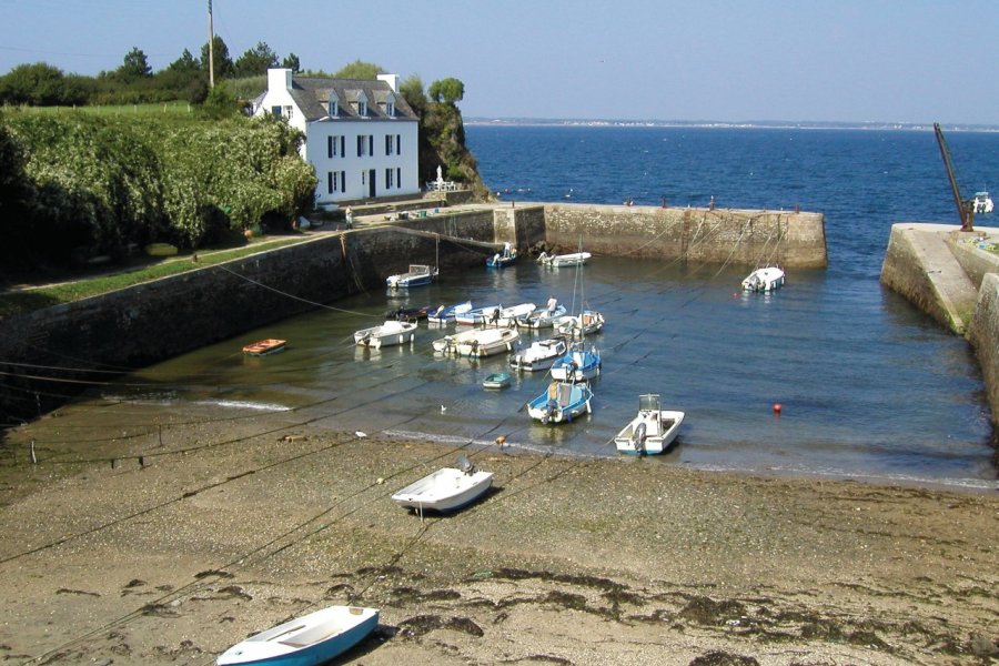 Port Lay sur l'île de Groix. TERRE DE SIENNE - FOTOLIA