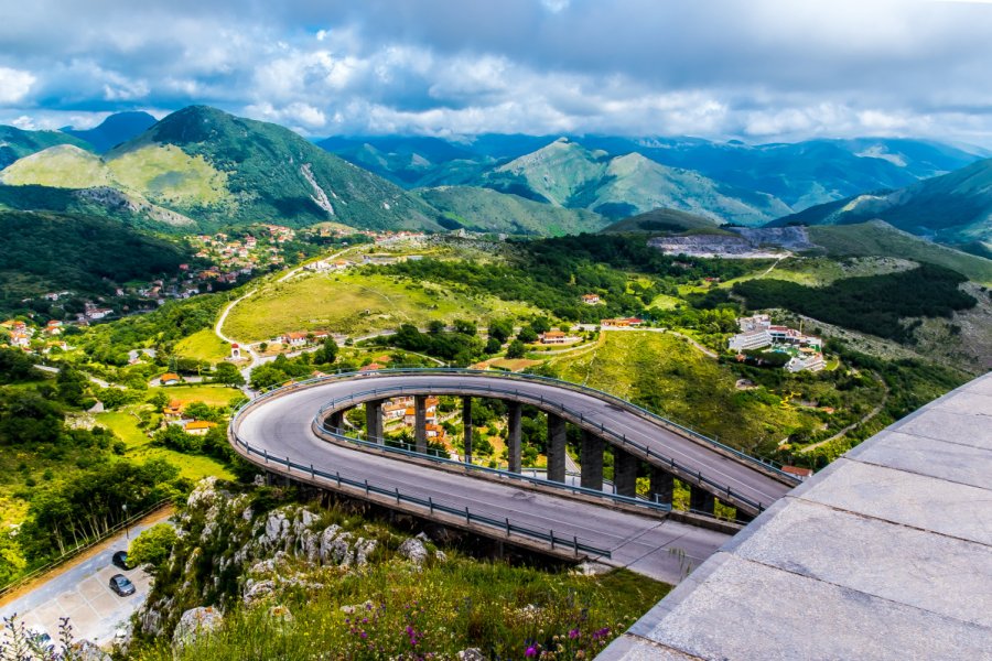 Route serpentée menant au sommet du monte San Biagio. Copula - Shutterstock.com