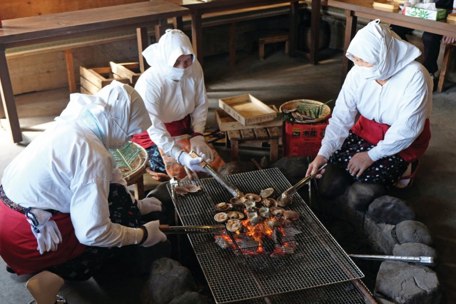 Des plongeuses ama en train de faire griller leurs coquillages, Toba. Julien Loock