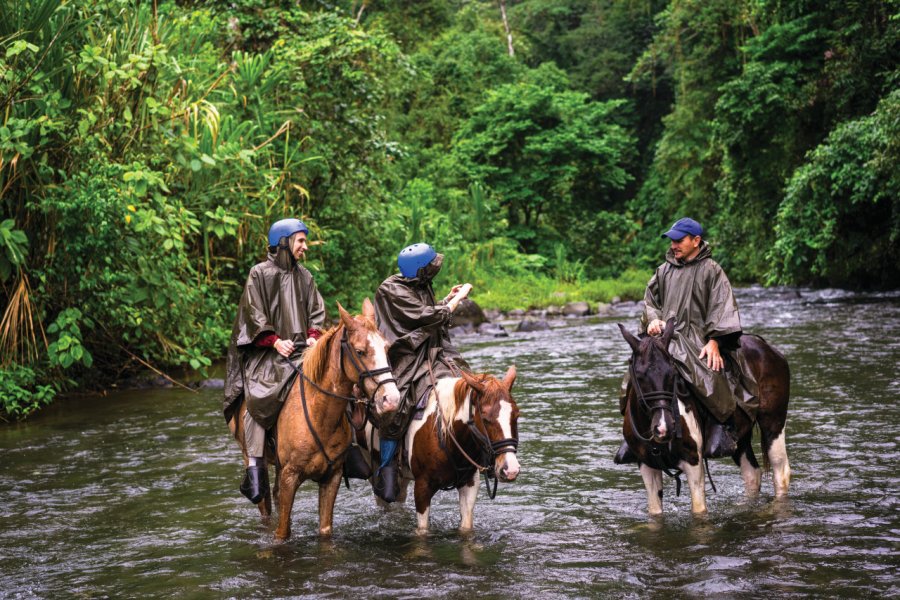 Promenade à cheval, au pied du volcan Arenal. DavorLovincic