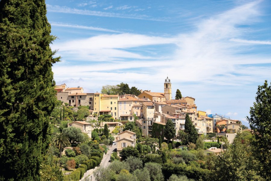 Vue générale de Chateauneuf-Grasse. Bernard Croisé