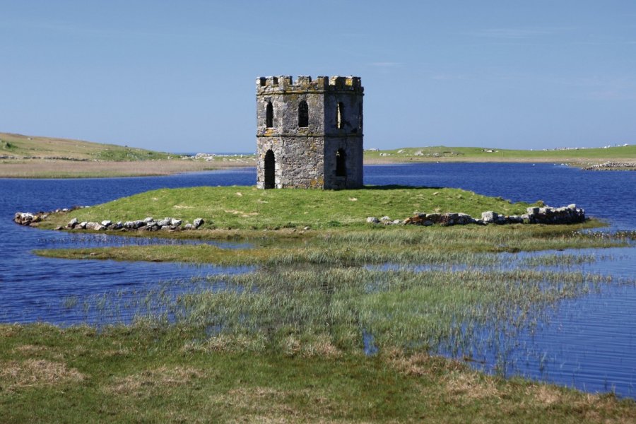 Ruines d'un château sur un ilot. Joe Gough - Fotolia