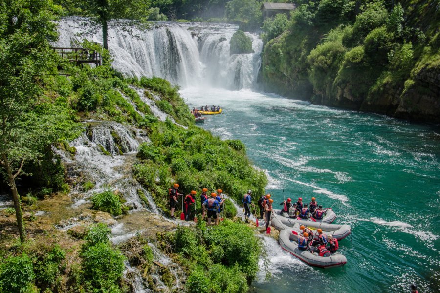 Rafting dur la rivière Una. zkbld / Adobe Stock