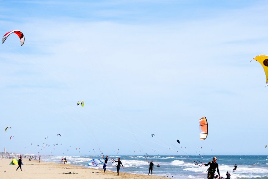 Kitesurf sur la plage de Castelldefels. sanguer