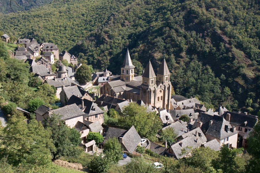 Le village de Conques et son abbatiale Sainte-Foy. Hervé Rouveure - Fotolia