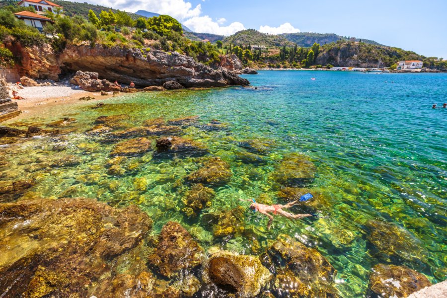 Snorkeling dans les eaux limpides près de Kardamili. bennymarty / Adobe Stock