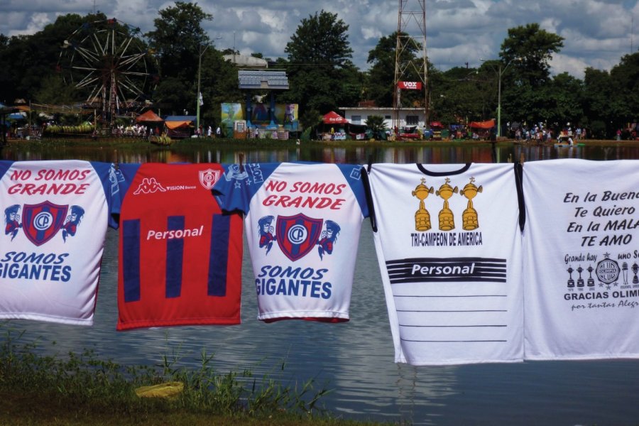 Vente de maillots de divers clubs de foot à Ità. Nicolas LHULLIER