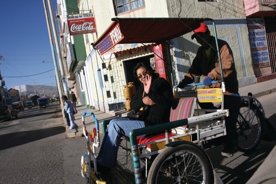 Transports urbains dans le centre de Puno. (© Stéphan SZEREMETA))