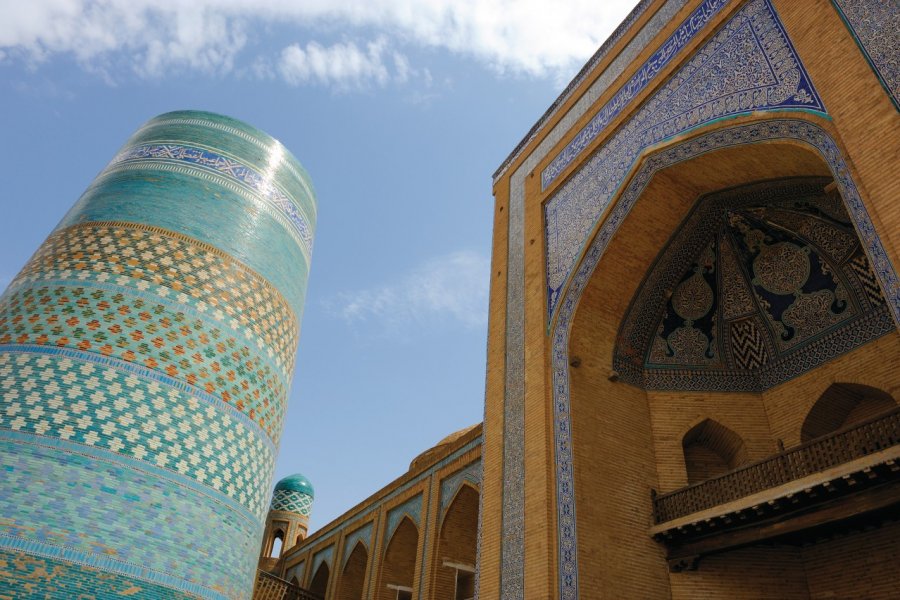 Minaret Kalta Minor et aperçu de la madrasa Mohammed Amin Khan. Patrice ALCARAS