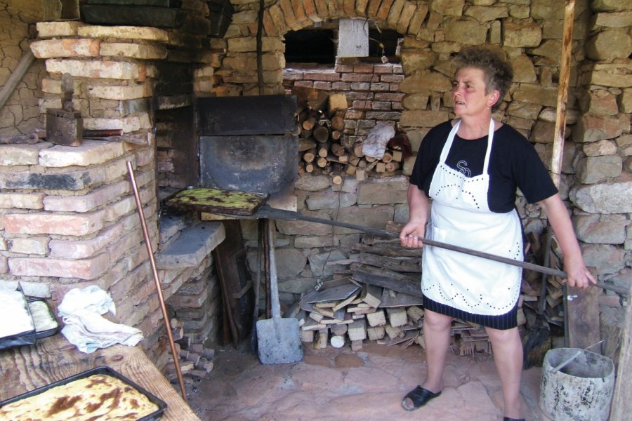 Préparation d'un dessert au feu de bois, à base de farine, d'oeufs et de sucre. Stéphan SZEREMETA