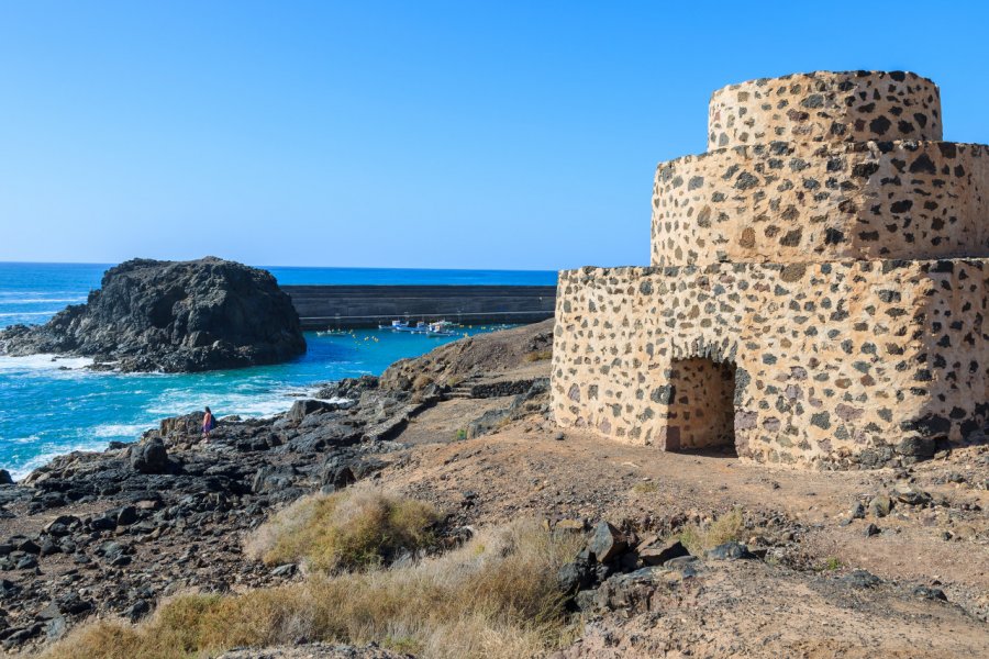 Forteresse de pierre sur la plage del Cotillo. Pawel Kazmierczak - Shutterstock.com