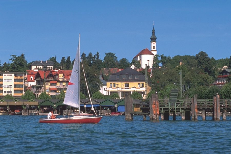 Voilier devant Starnberg Association du Tourisme Région des Cinq Lacs de Starnberg