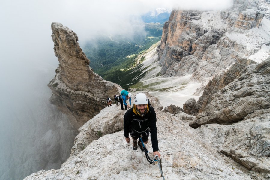 Via ferrata avec Alta Badia en arrière-plan. makasana photo - Shutterstock.com