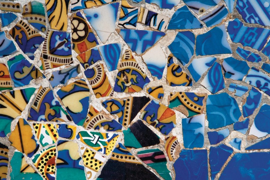 Les mosaïques constituant le parc Güell, oeuvre de Gaudí. Author's Image