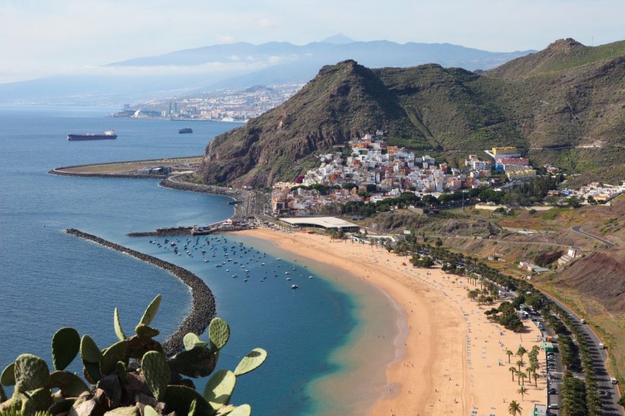 La célèbre Playa de Las Teresitas, près de Santa Cruz de Tenerife. jorisvo - Shutterstock.com