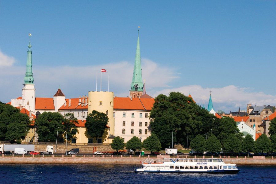 Fleuve Daugava bordant la vieille ville. Serge OLIVIER - Author's Image