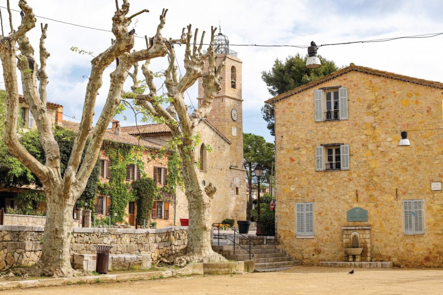 L'église Saint-Pons et la place des Platanes. Bernard Croisé