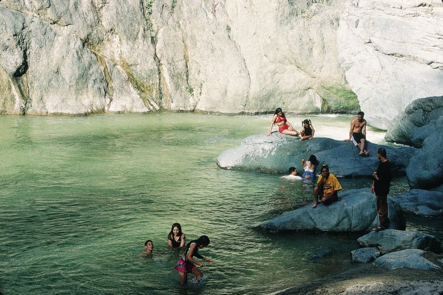 Baignade dans la rivière de Jimenoa. Sir Pengallan - Iconotec