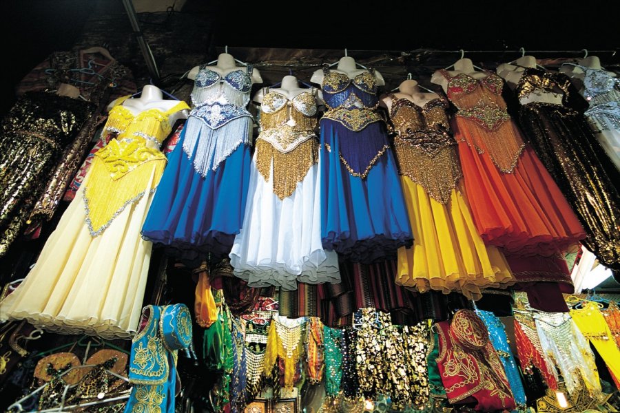 Costumes pour la danse du ventre au Grand Bazar. (© Ali IZMIR - Iconotec))