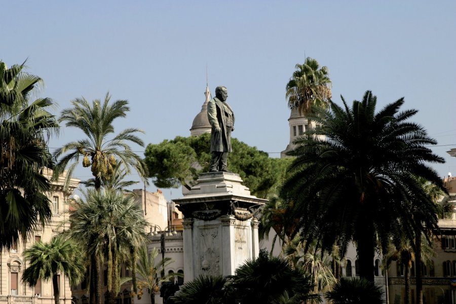 Statue de Cavour sur la piazza Cavour. Picsofitalia.com