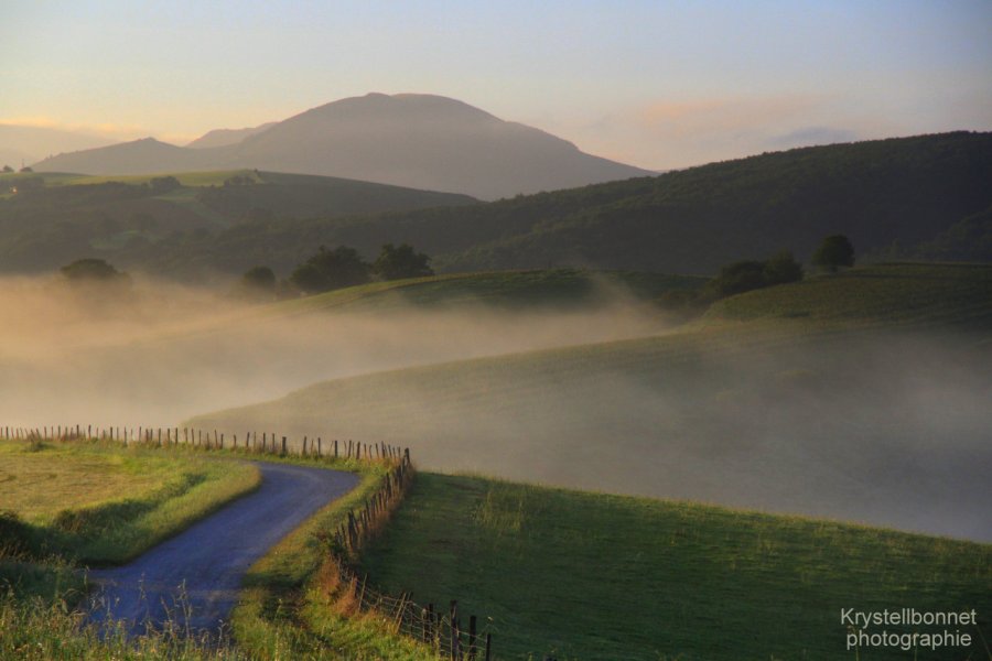 Au petit jour, campagne près de Saint-Pée-sur-Nivelle. (© Krystell BONNET photographie))