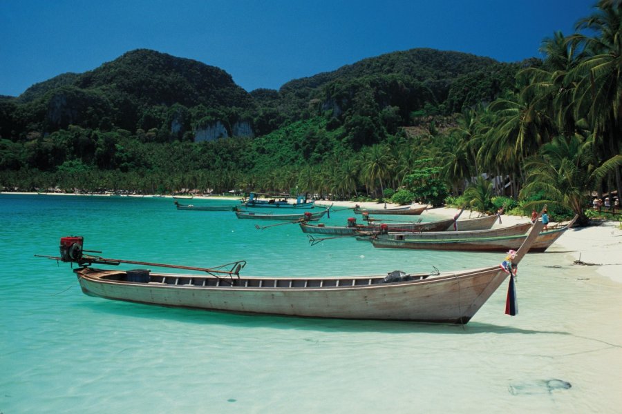 Barques traditionnelles sur la plage de la baie de Phang Nga. Arthur LEROY - Iconotec