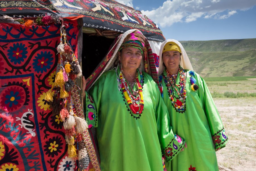 Femmes de la région de Sourkhan Daria en costumes traditionnels Vladimir Goncharenko / Shutterstock.com